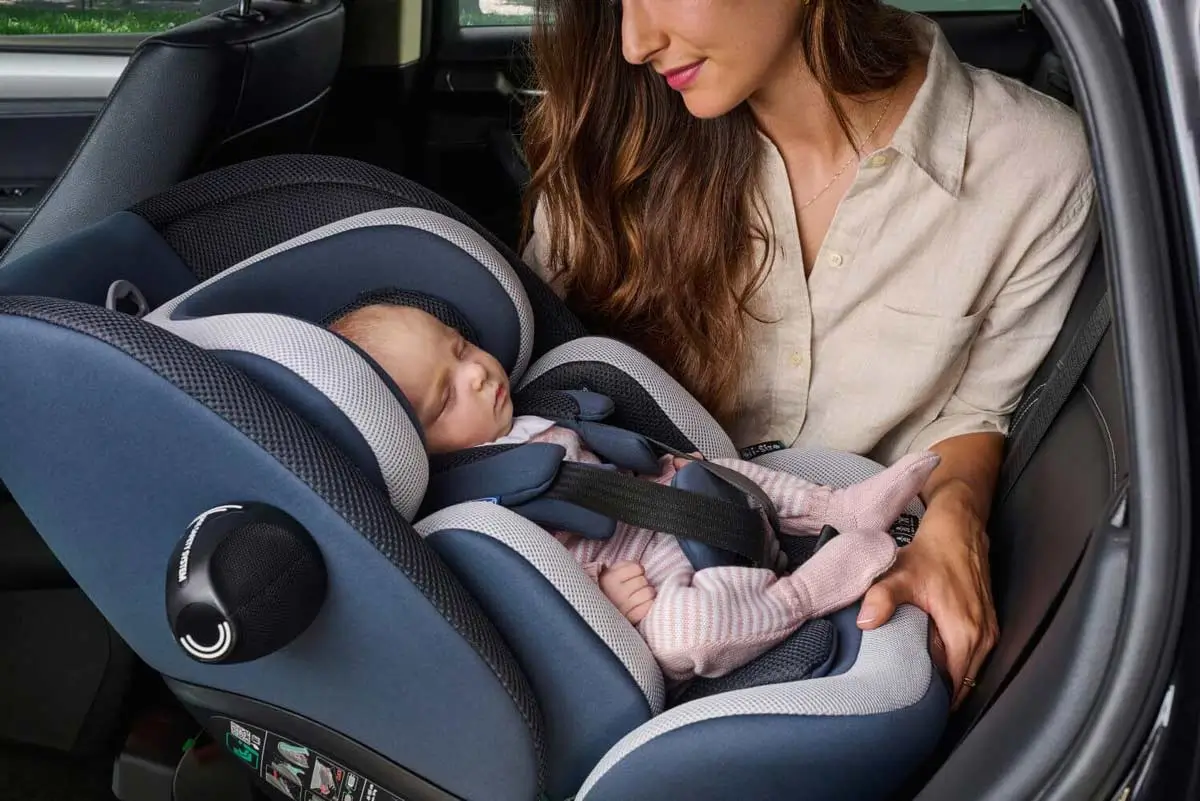 mamma con neonato in seggiolino auto